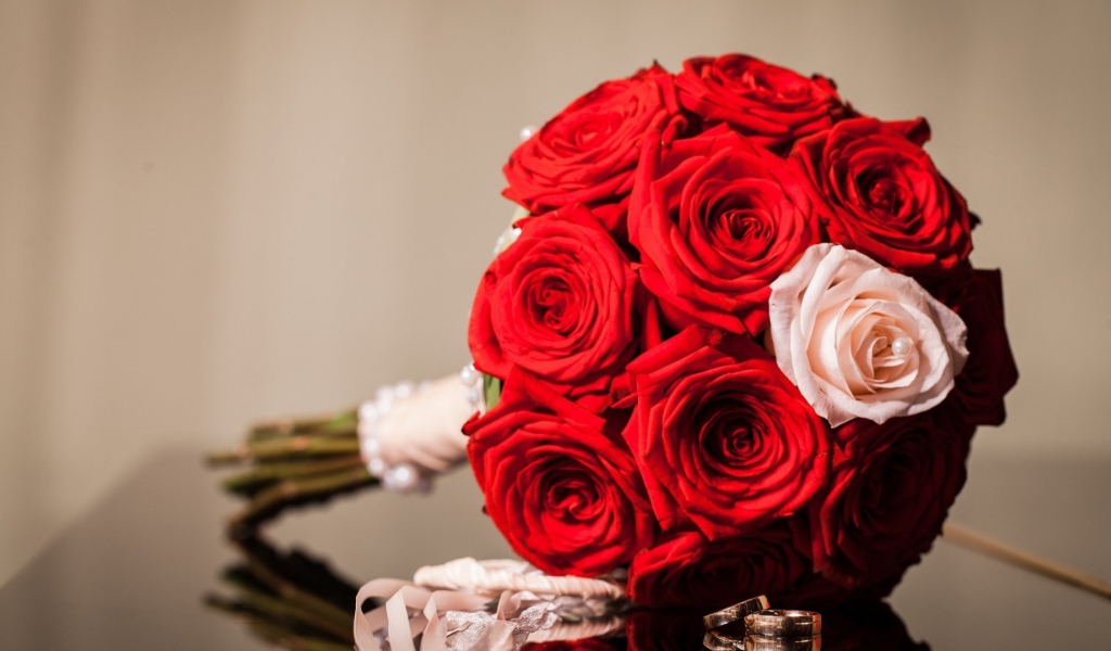 Красные розы в свадебном букете