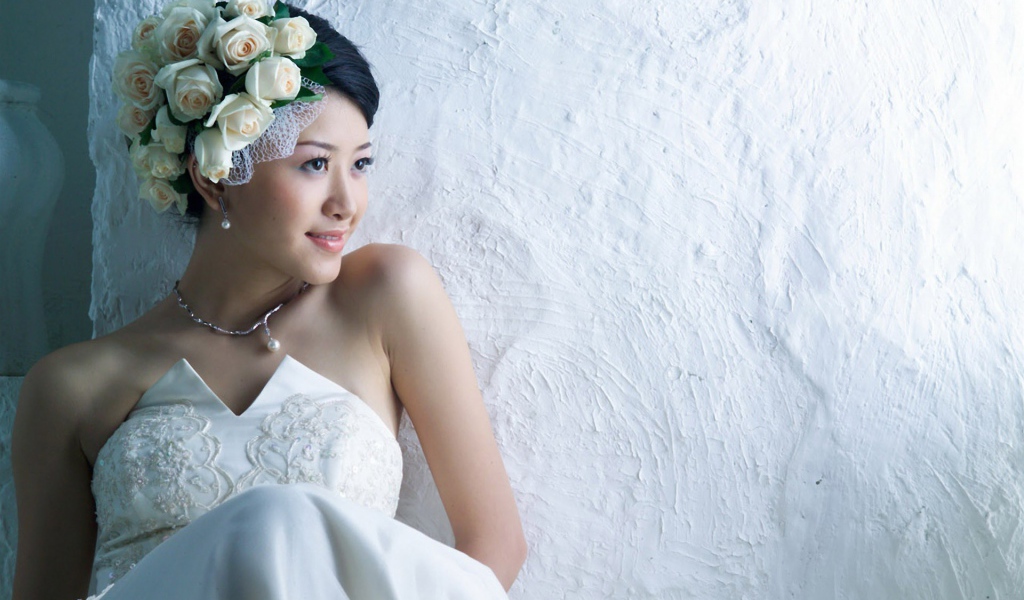 The bride at the white wall