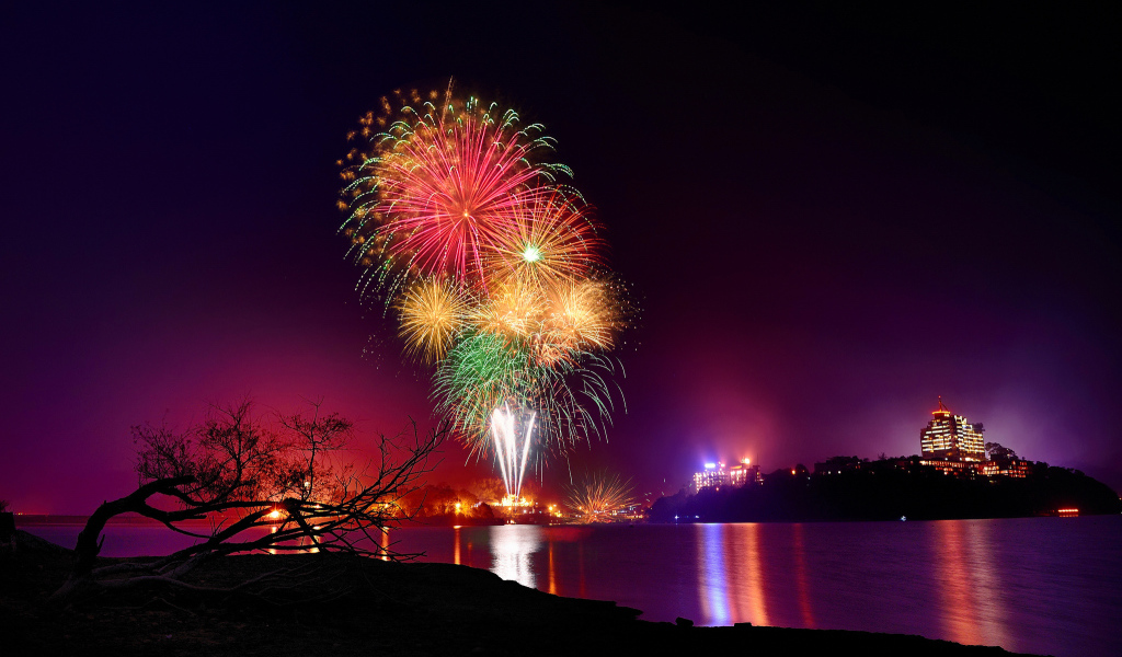 Фейерверк над рекой