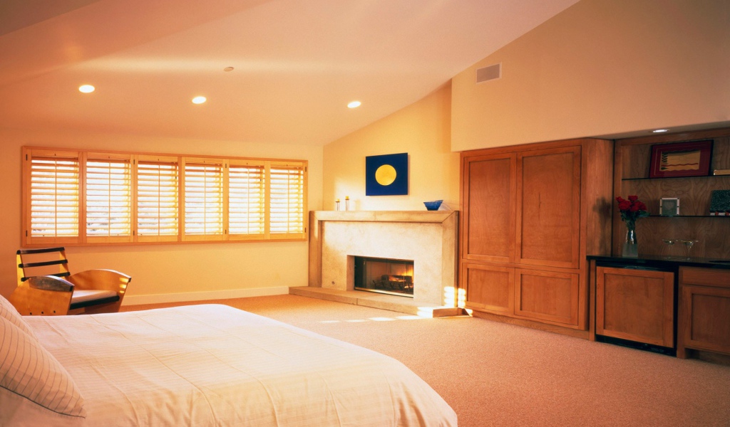 Спальня с камином на даче