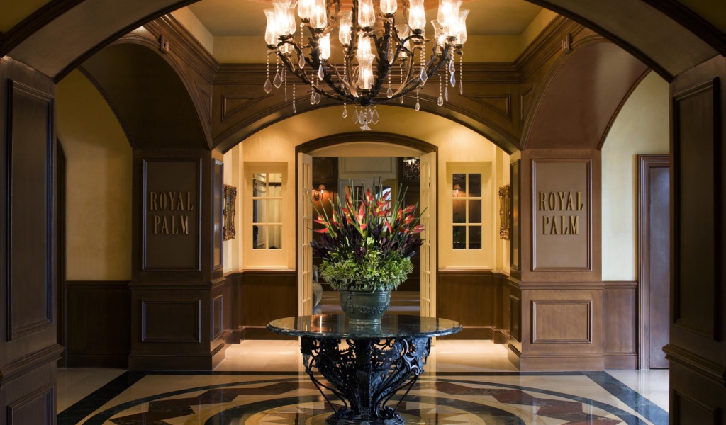 Цветы на оригинальном столе