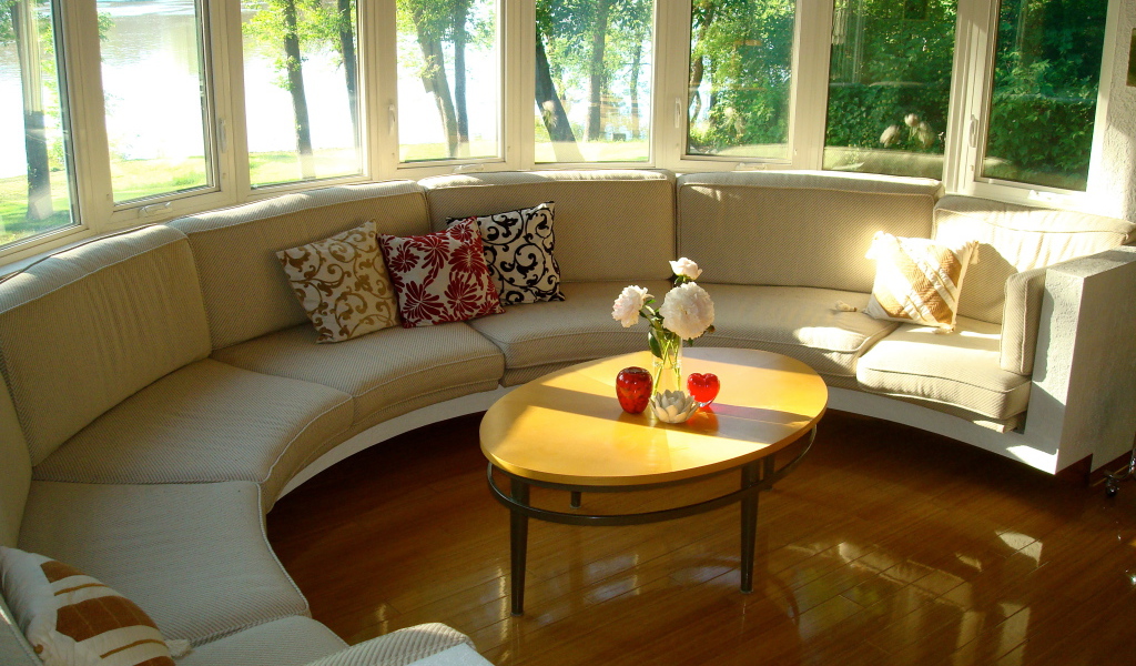 Круглая веранда с диваном