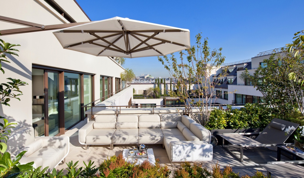 Белый диван на веранде