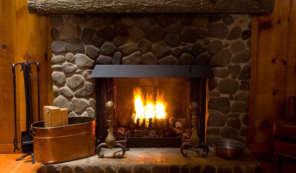 Яркий огонь в камине