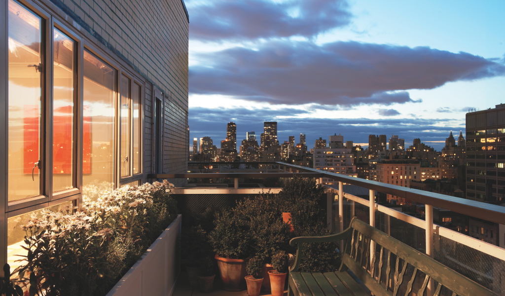 Балкон со скамейкой