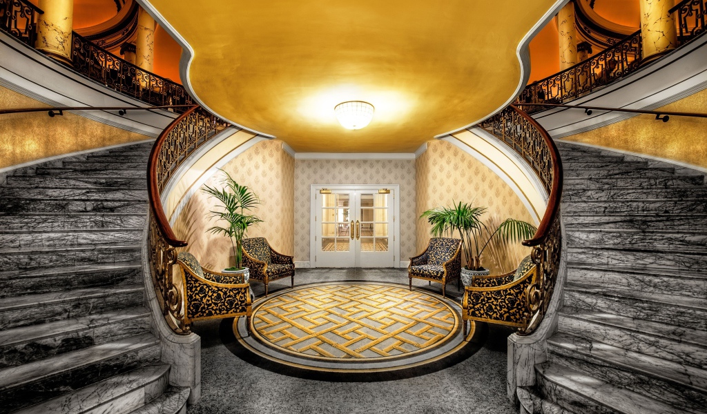 Холл и мраморная лестница