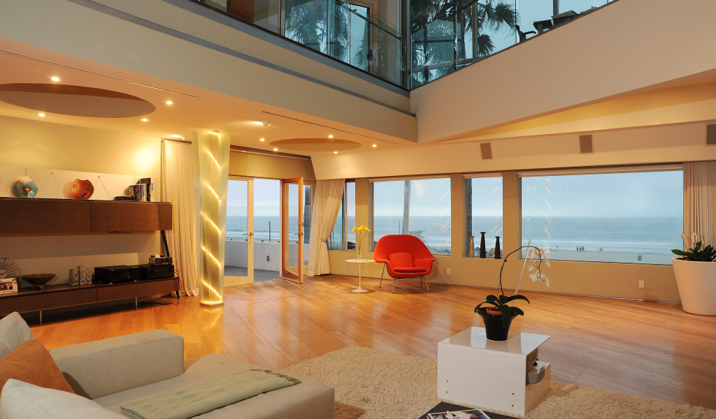 Холл дома около моря