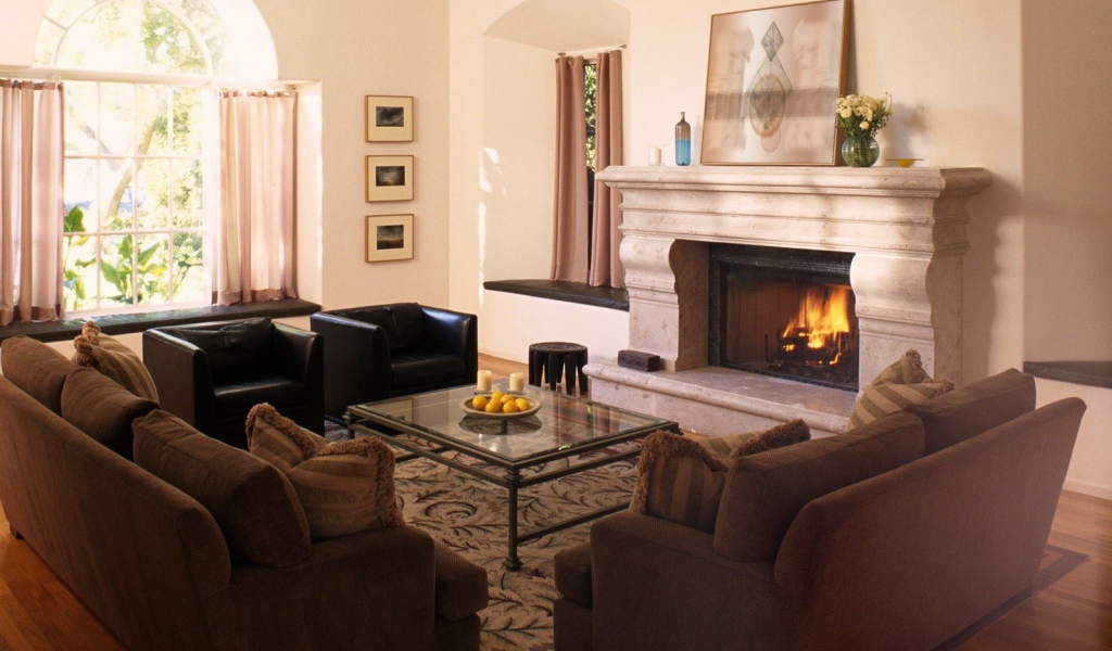 Интерьер комнаты с камином