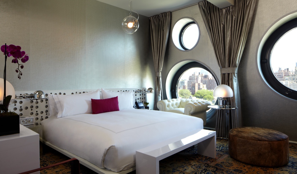 Круглые окна в спальне