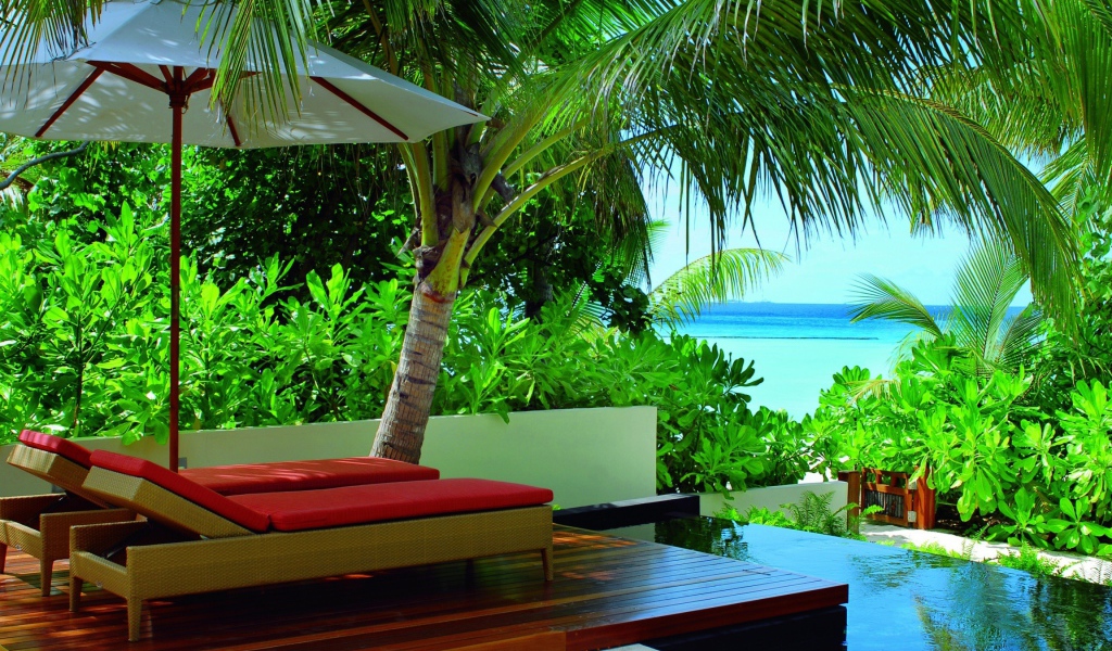 Два лежака для отдыха у моря