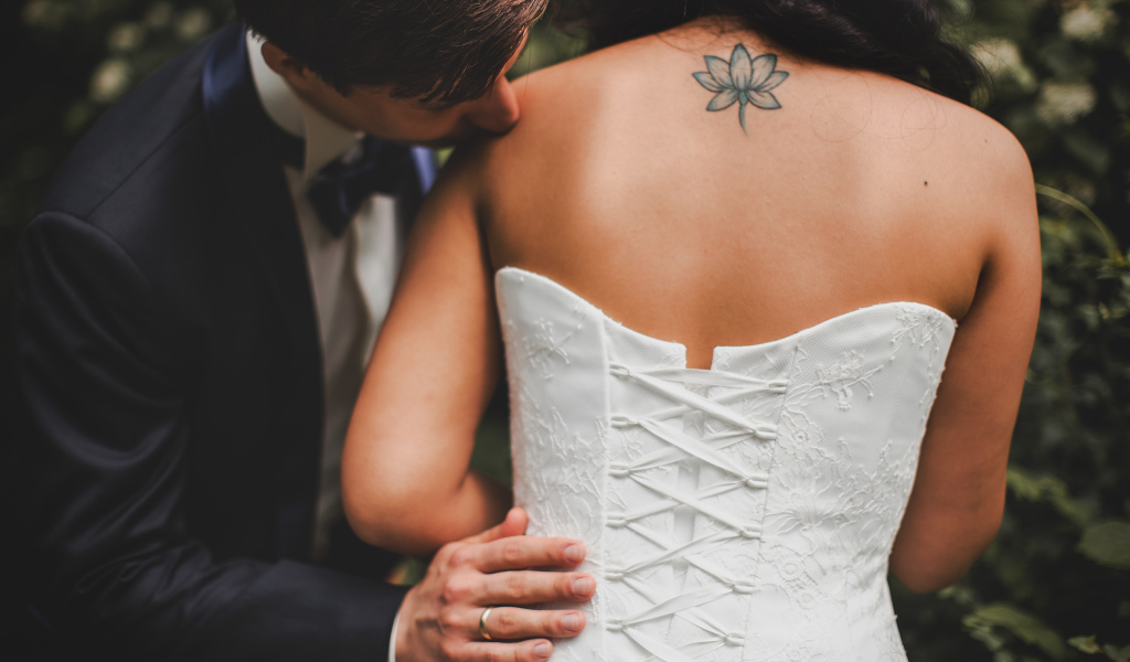 Влюбленная пара в саду