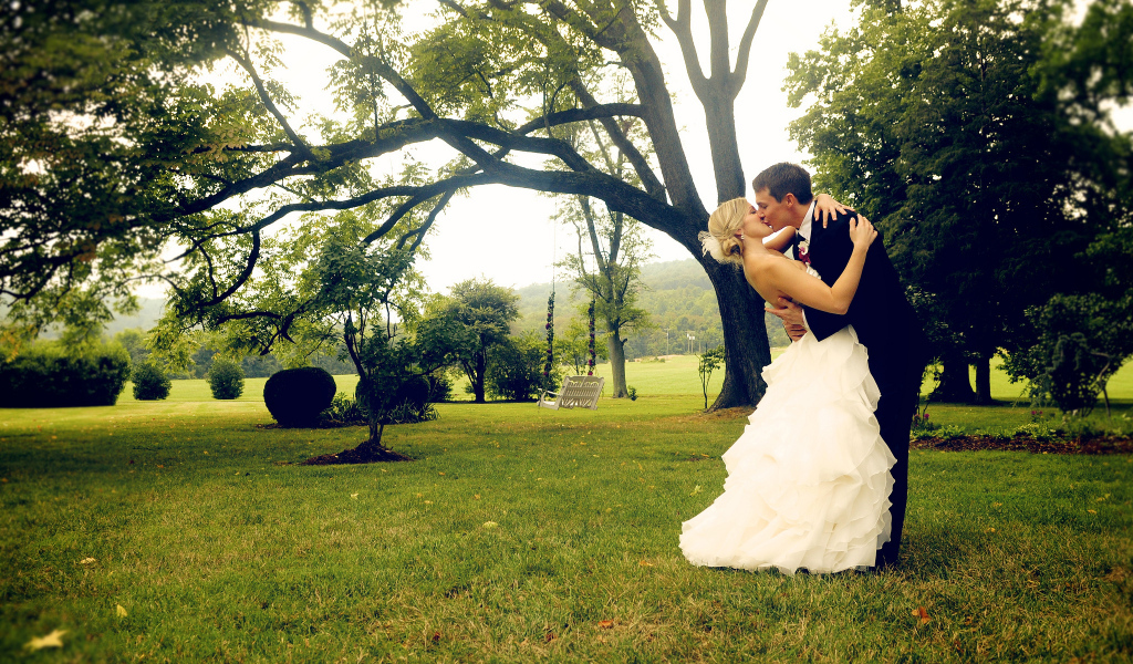 Поцелуй влюбленных в парке