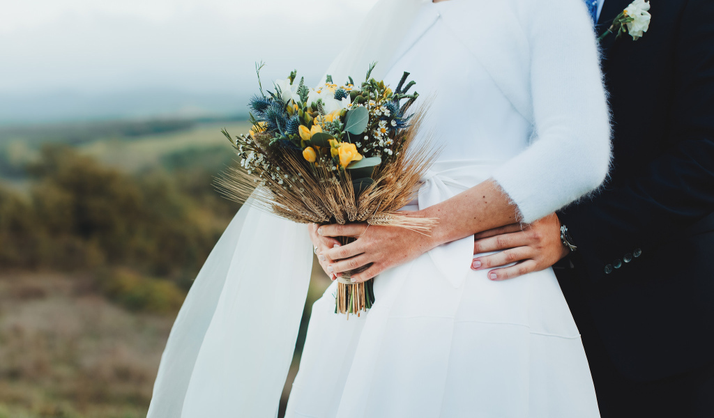 Невеста со свадебным букетом