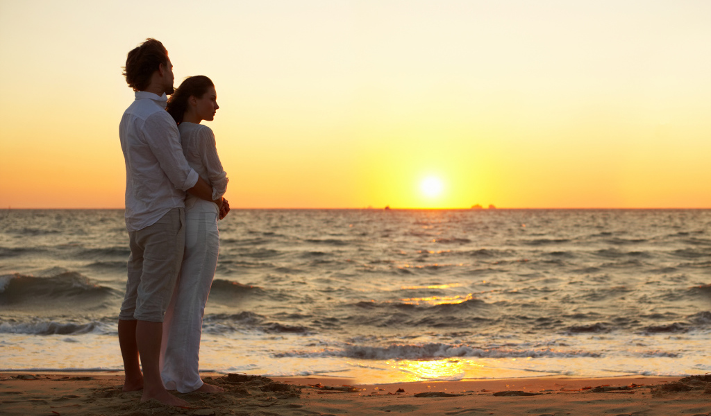 Милая пара на пляже