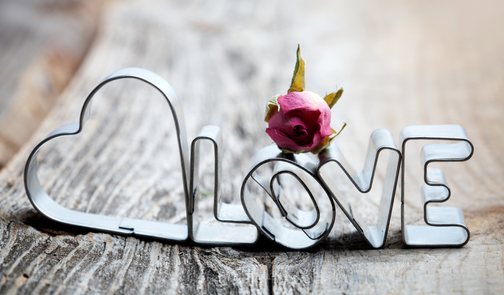 Слово любовь из металла