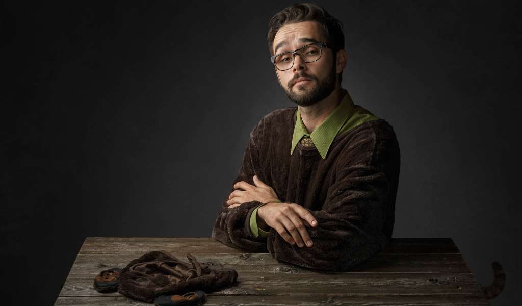 Мужчина в костюме медведя