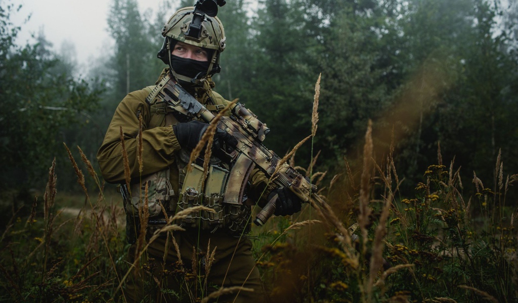 Солдат с повязкой  в траве