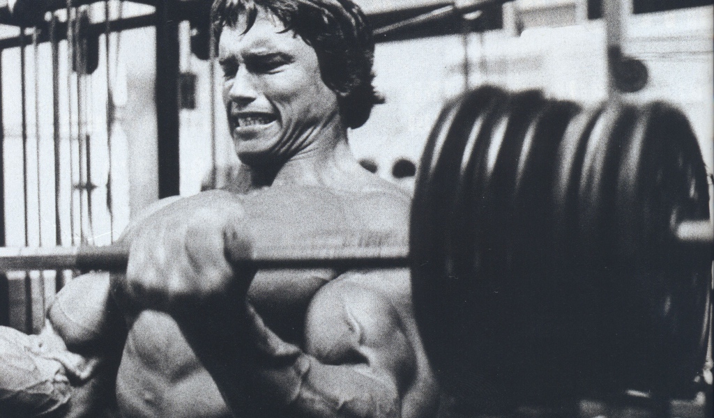 Арнольд Шварценеггер с штангой