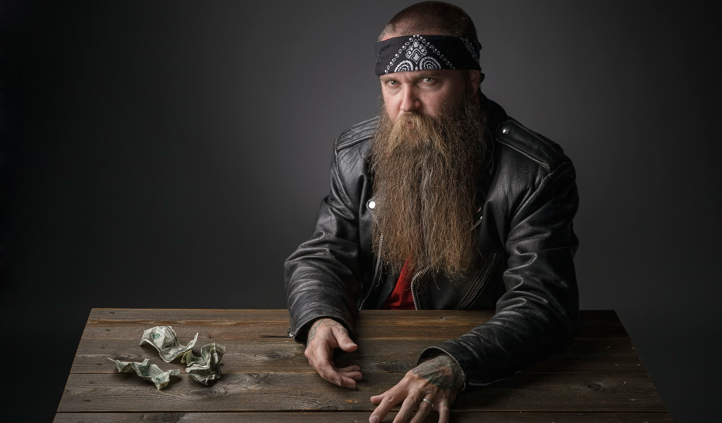 Бородатый байкер за столом