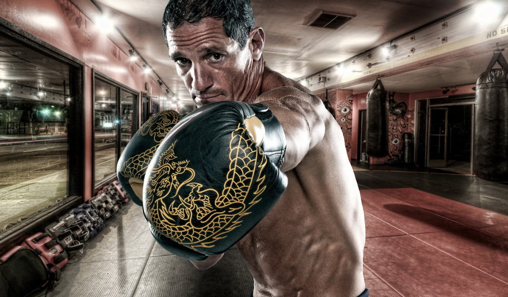 Боксер на тренировке