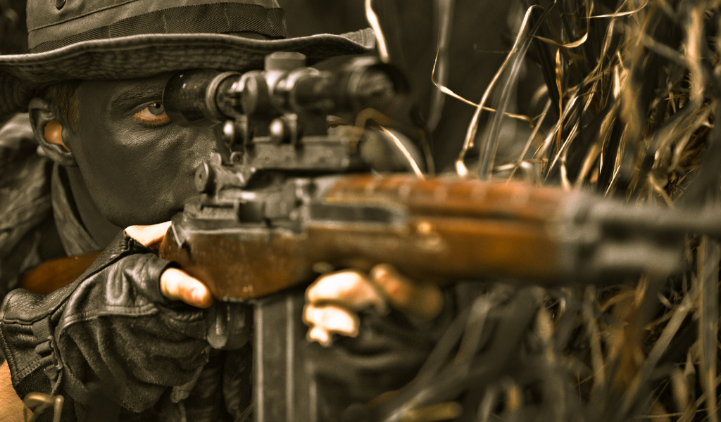 Замаскированный снайпер в траве