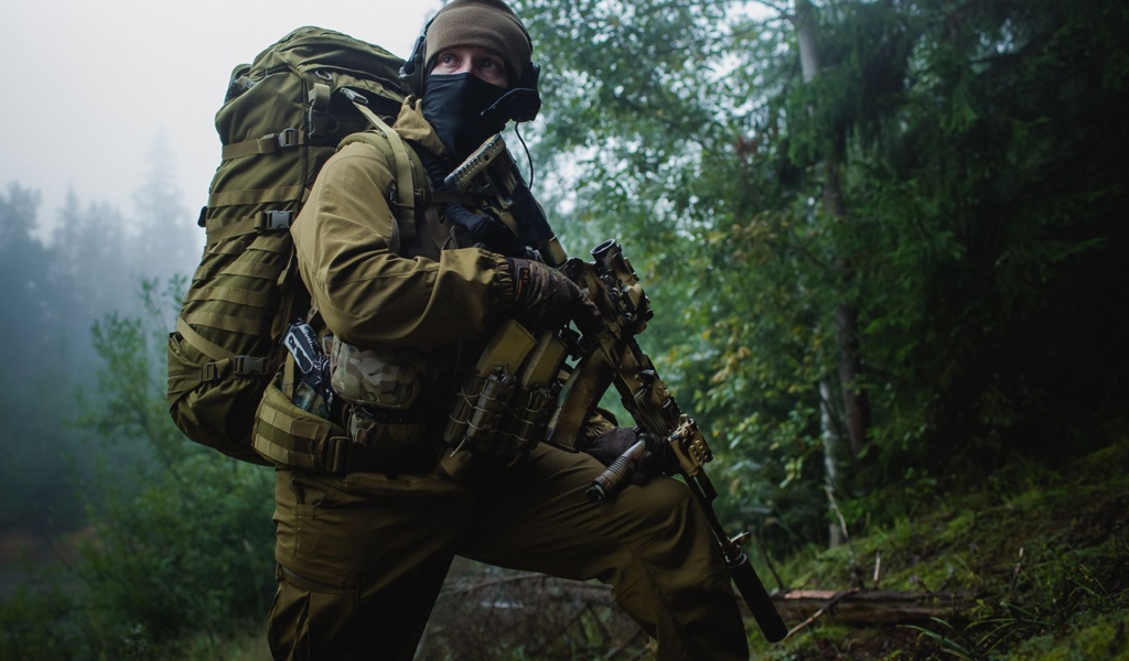 Спецназовец в полном снаряжении