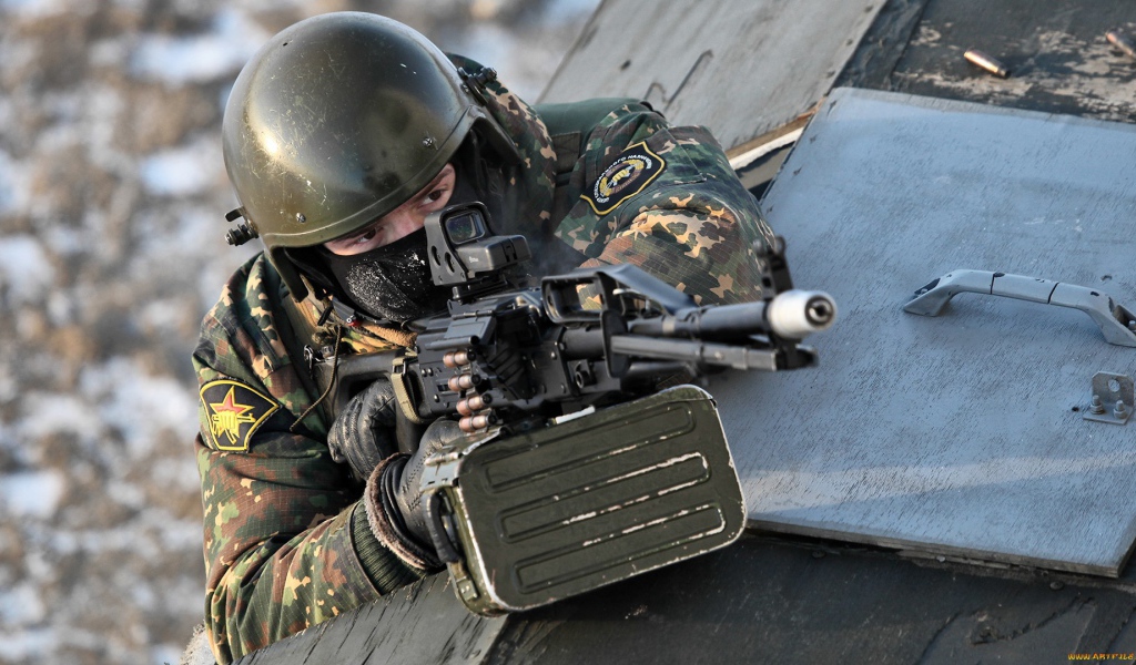 Спецназовец с пулеметом