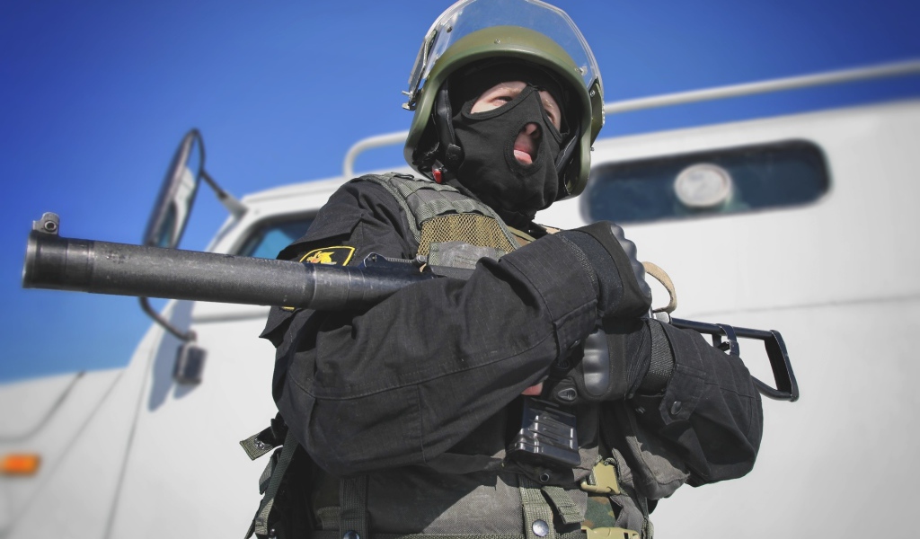 Спецназовец с оружием