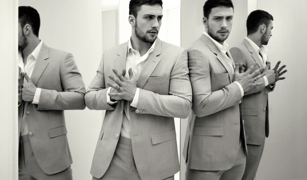 В костюме среди зеркал