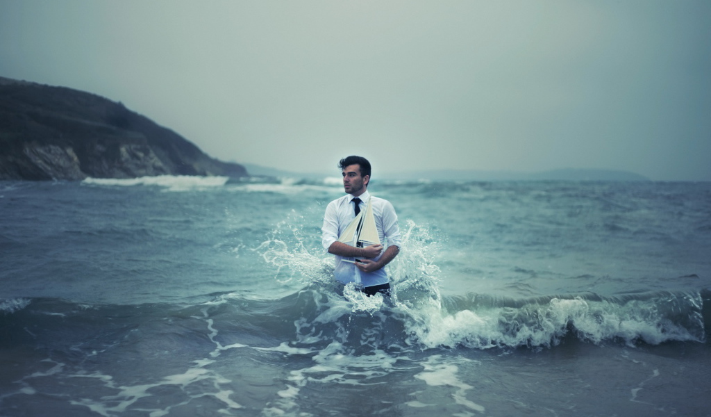 Мужчина с кораблем в море