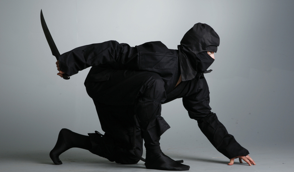 Ниндзя в черном костюме