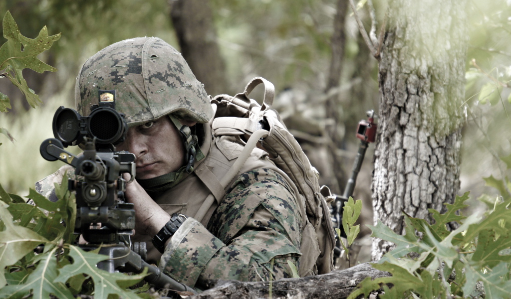Солдат целится из винтовки