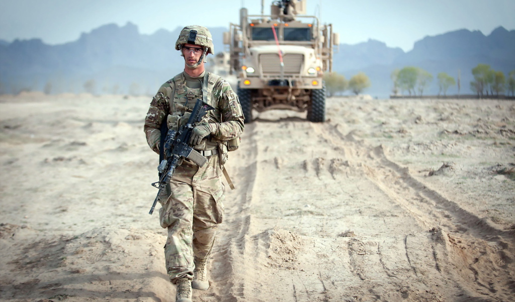 Солдат идет по колее