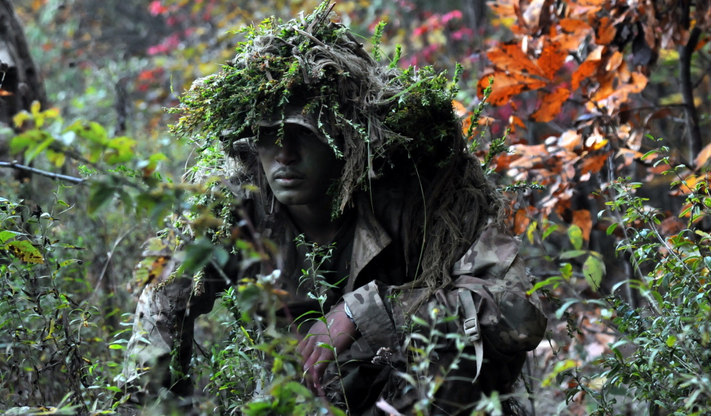 Солдат в маскировке