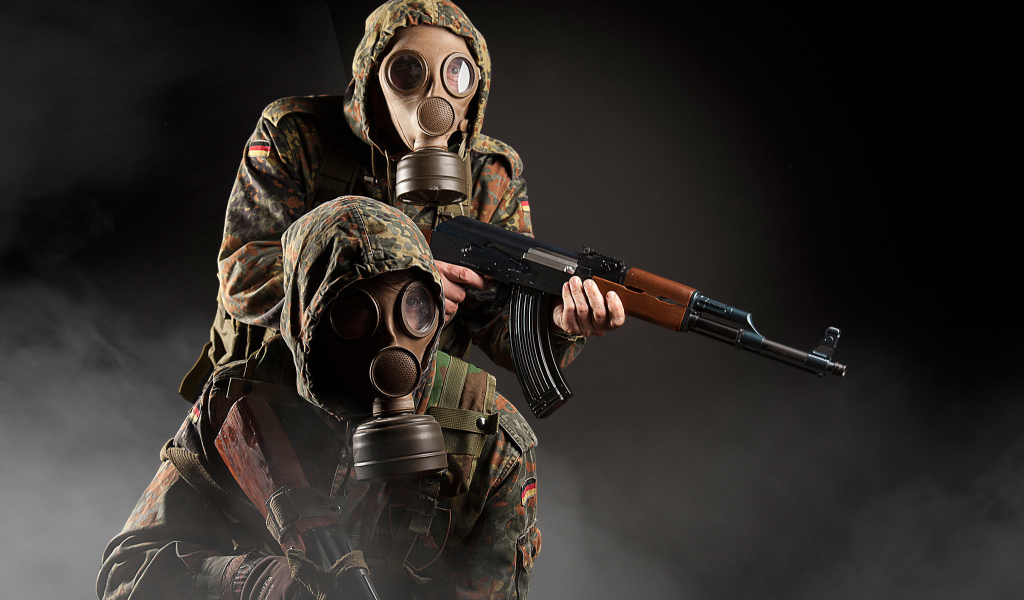 Солдаты в противогазах