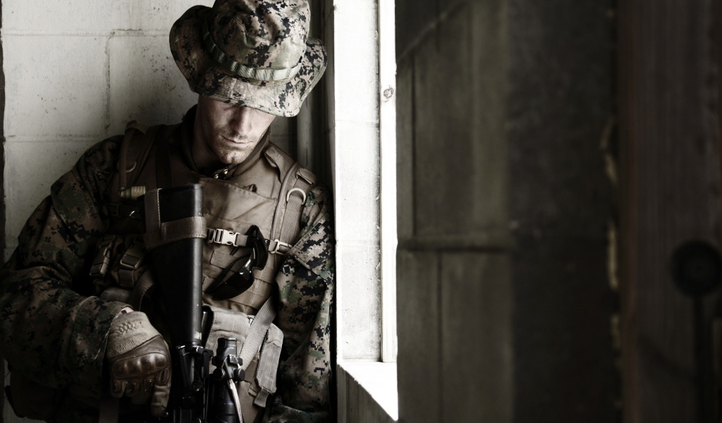Солдат около окна