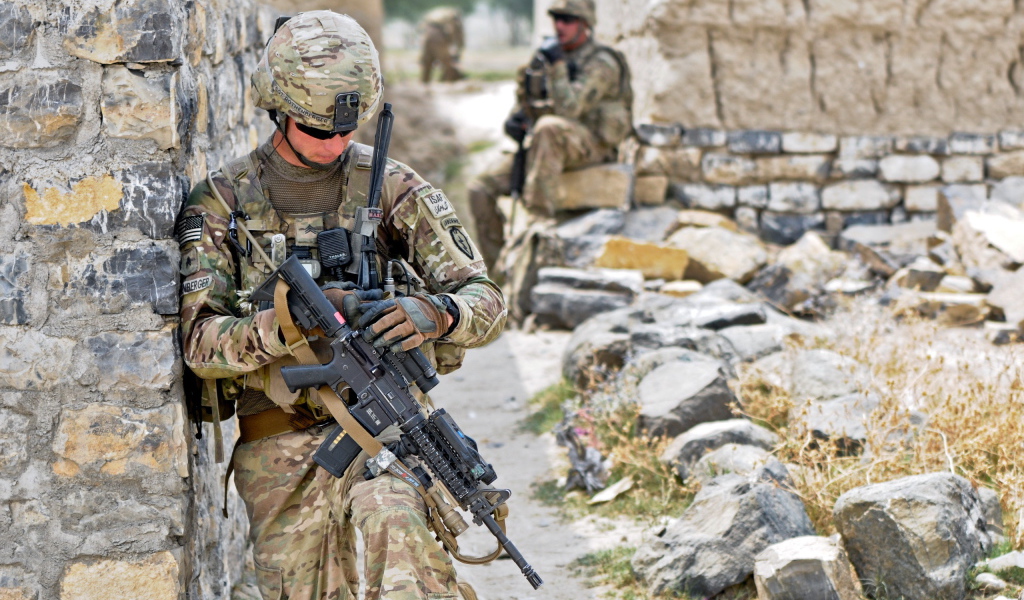 Солдат у каменной стены