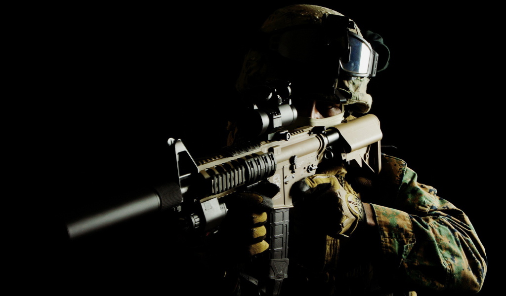 Солдат на черном фоне с автоматом