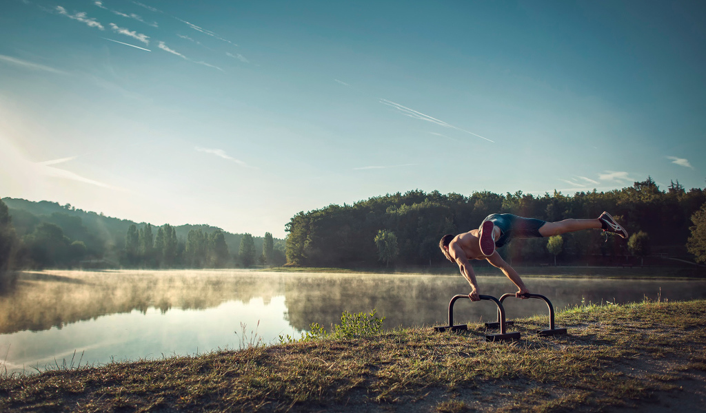 Занятия спортом у озера