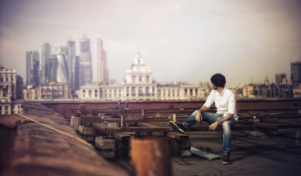 Парень смотрит на город