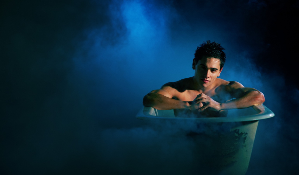 Мужчина в ванне