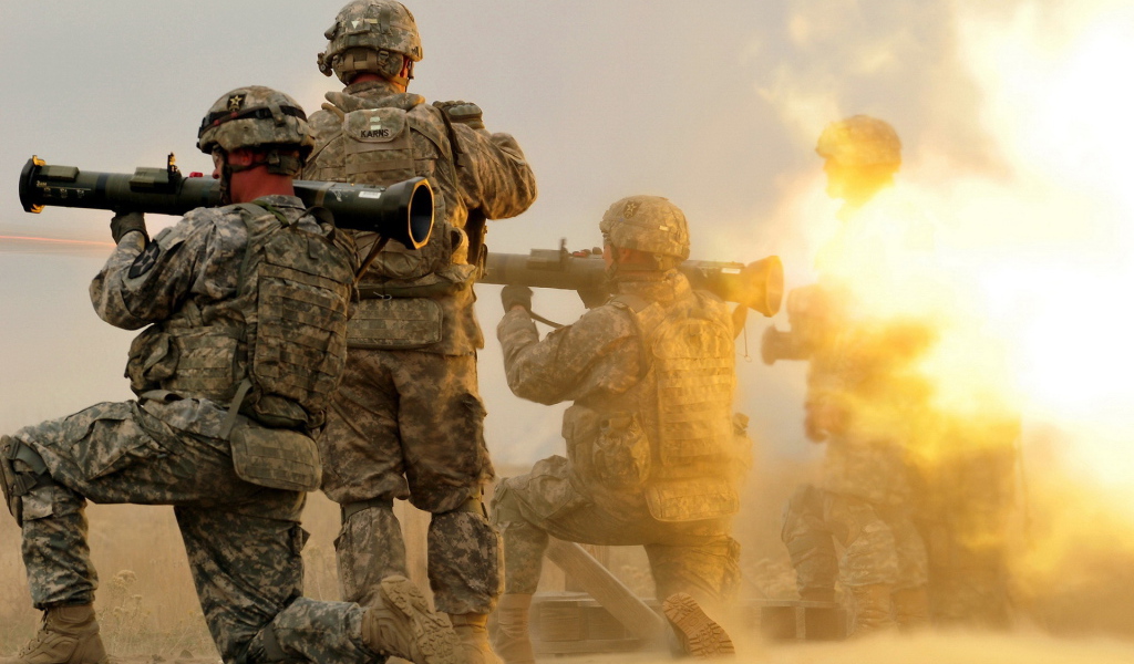 Солдаты стреляют из гранатометов