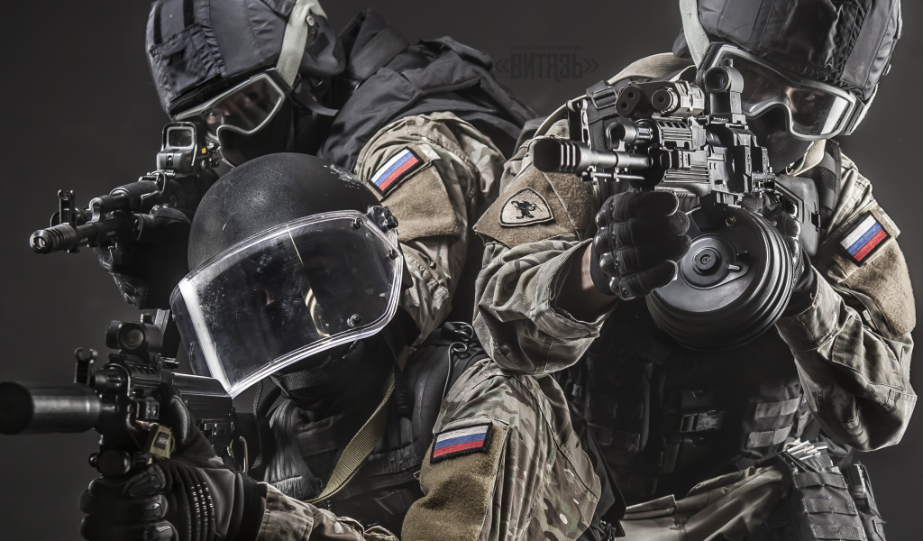 Три бойца спецназа