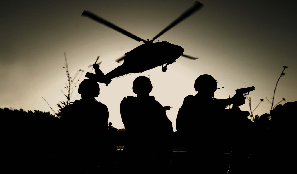 Три спецназовца на фоне вертолета