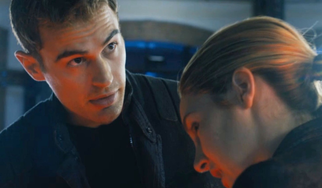 Суперзвезда Тео Джеймс