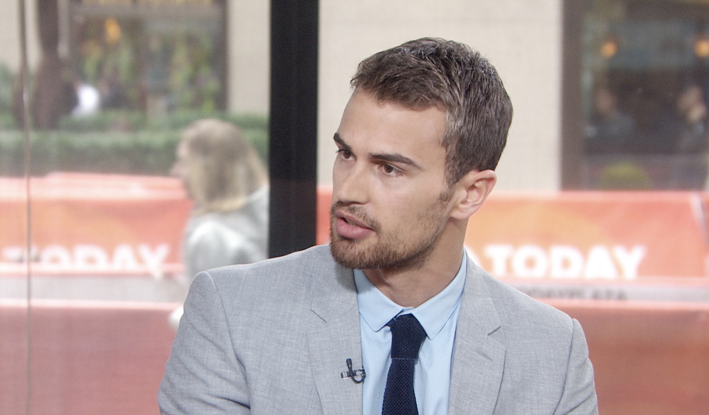 Популярная суперзвезда Тео Джеймс