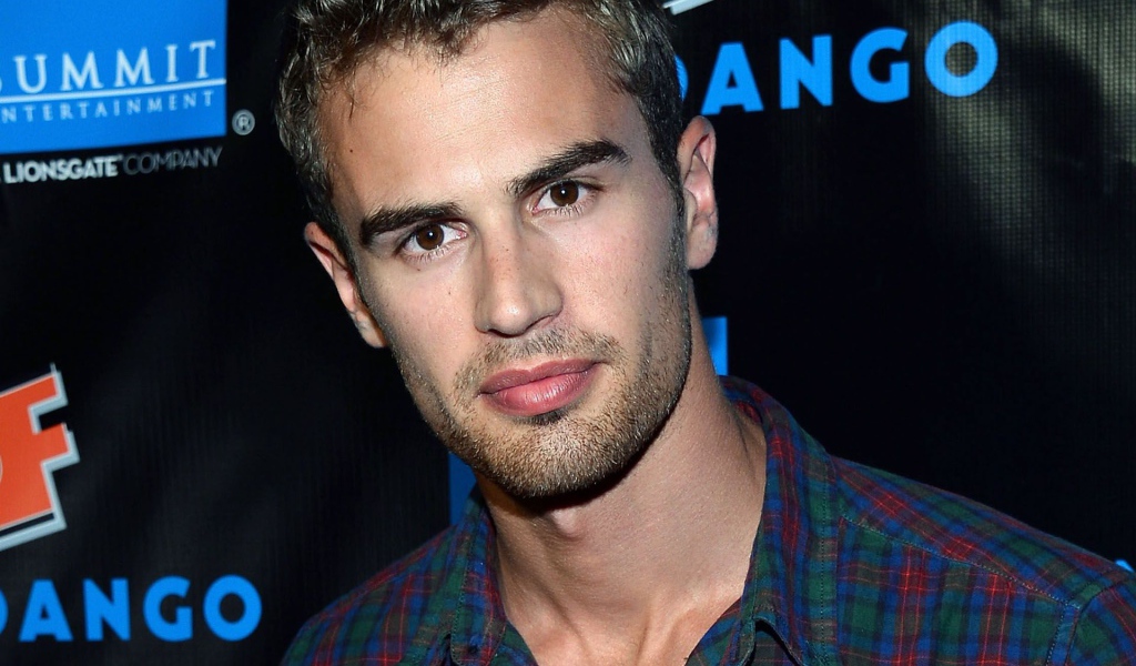 Знаменитая Кинозвезда Тео Джеймс