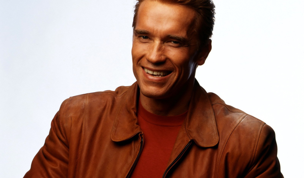 Арнольд Шварценеггер в коричневой кожаной куртке