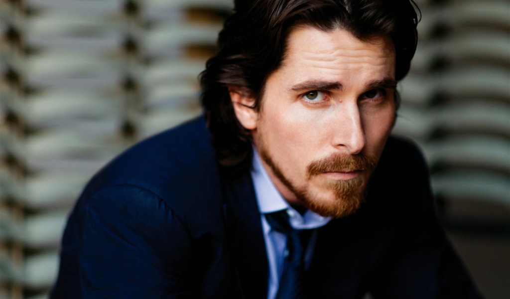 Кристиан Бэйл в черном костюме