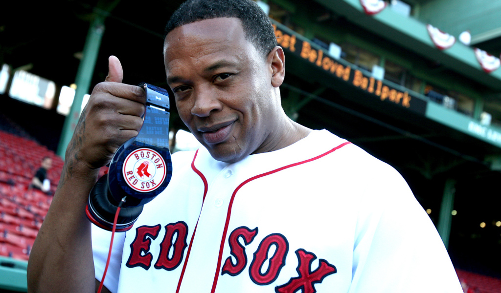 Др. Дре с наушниками